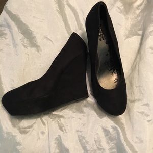 BLACK WEDGES